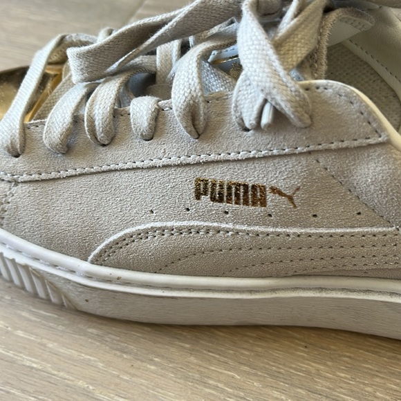 Puma suede, tennis shoes with gold tips size 8 - Picture 3 of 4
